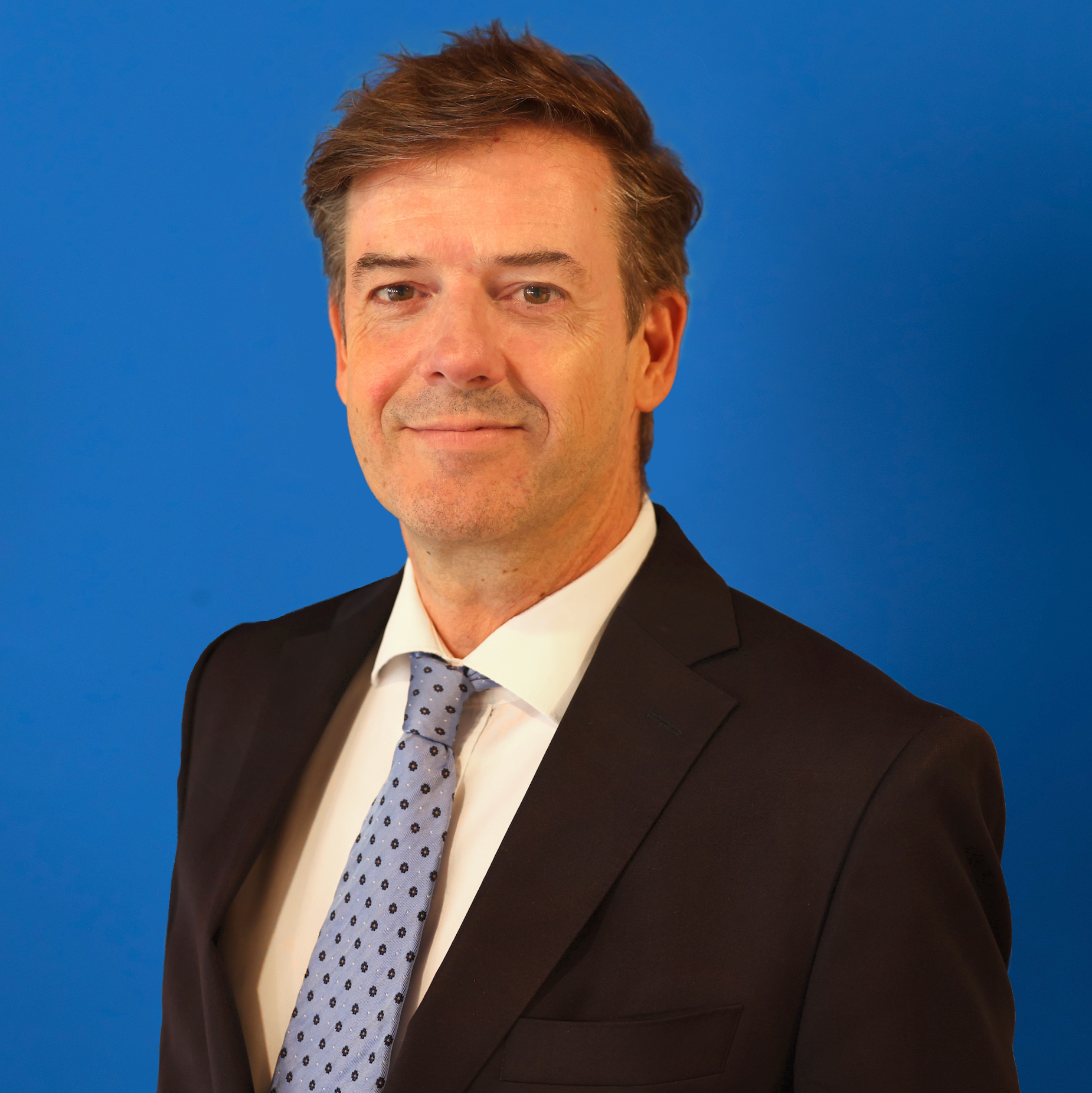 Mr. Alexander Broekhoven - Ervaren advocaat in verbintenissenrecht en handelsrecht bij Bos van Eck Advocaten sinds 2023, met een brede expertise variërend van commercieel recht tot civiel bouwrecht, bekend om zijn integriteit, transparantie, en toewijding.